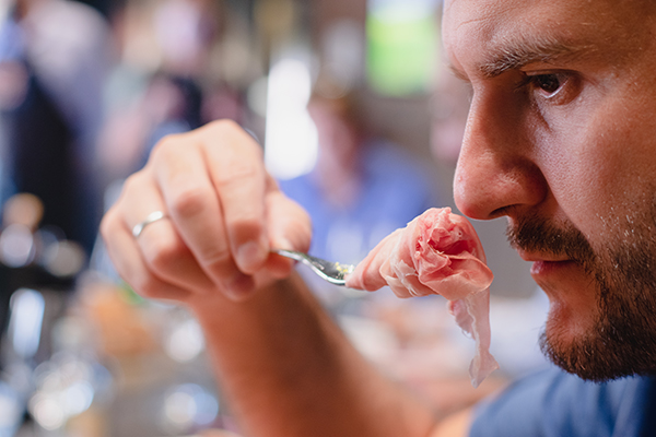 L'assaggio del prosciutto