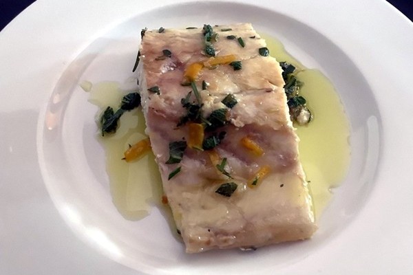Tranci di branzino con erbe e arancio