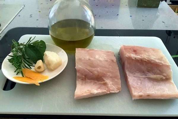 Tranci di branzino alle erbe e arancio
