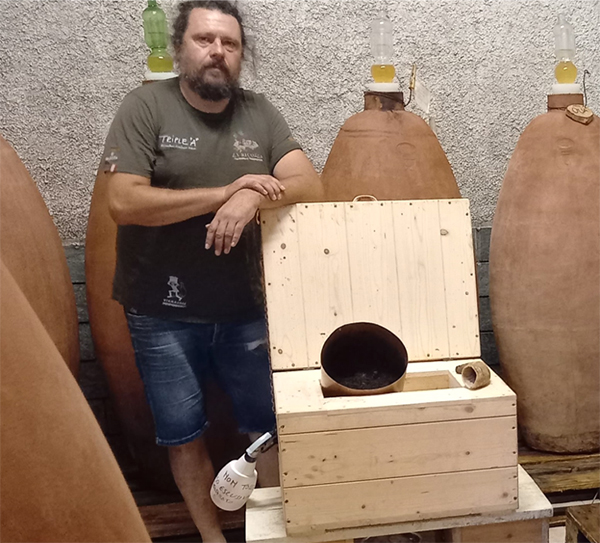 Daniele con il contenitore di cornoletame