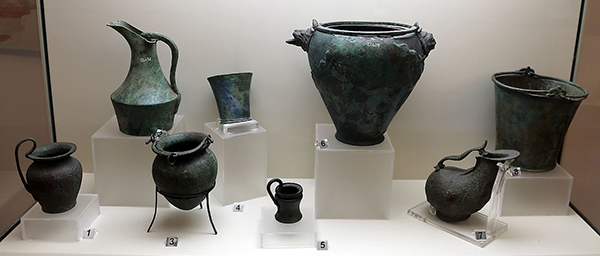 Vasellame in bronzo da banchetto V-II secolo a. C.. Museo Nazionale Etrusco di Villa Giulia. Wiki Commons