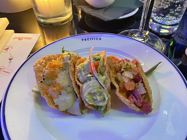 Taco croccante di guacamole, manzo e capasanta