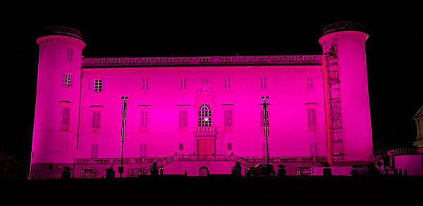 Il castello di Costigliole d'Asti rosso per l'occasione