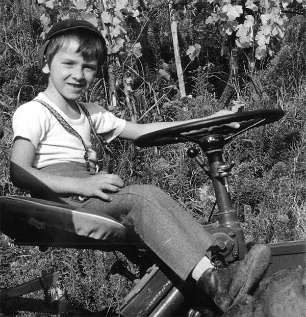 Giuseppe Maga sul trattore a 12 anni