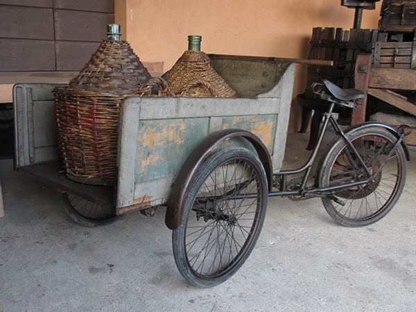 Triciclo da trasporto con damigiane di vino