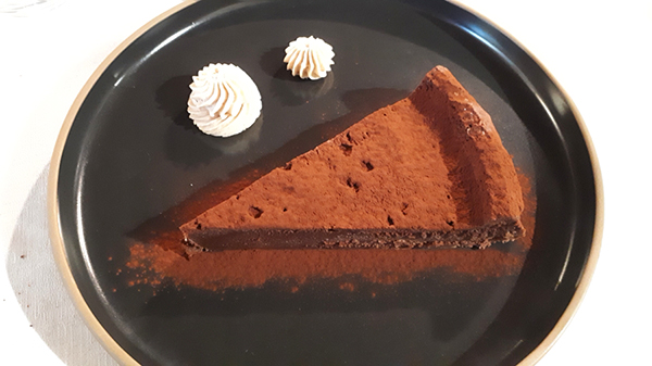 Torta al cioccolato fondente Valrhona con mousse allo zenzero e cannella