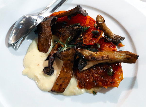 Zucca laccata all'amaro di rabarbaro su fonduta di caciofiore delle campagne romane e sottobosco autunnale