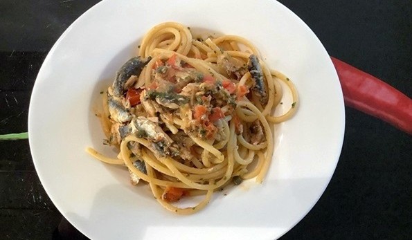 Bucatini con alici fresche