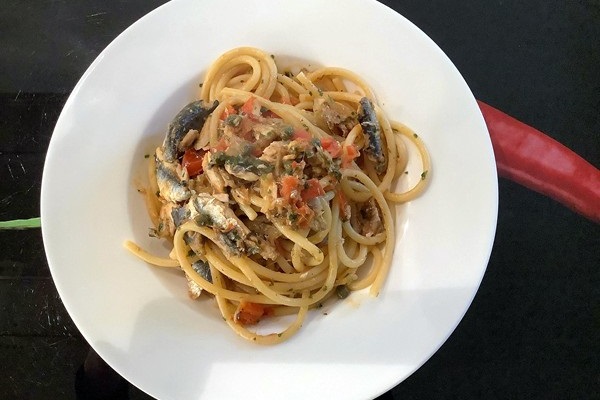 Bucatini con alici fresche