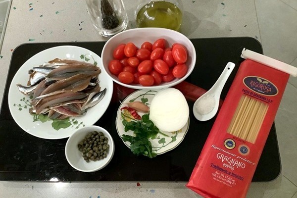 Bucatini con alici fresche