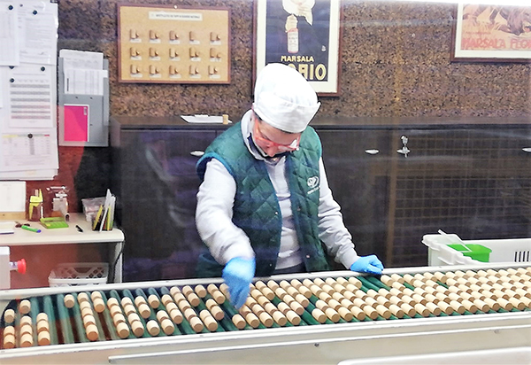 Esperta selezionatrice di tappi difettosi