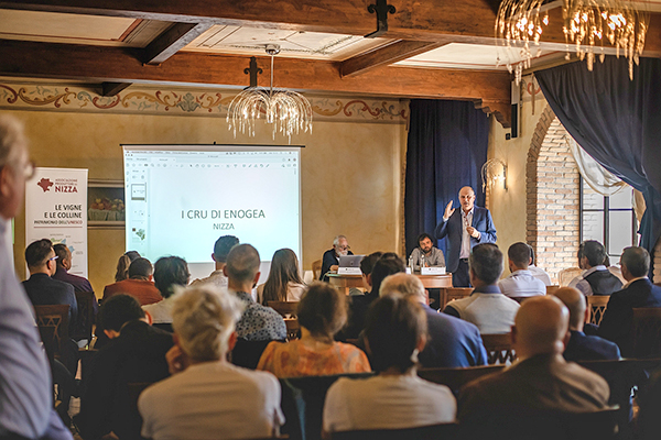 Il presidente Stefano Chiarlo illustra i cru del Nizza