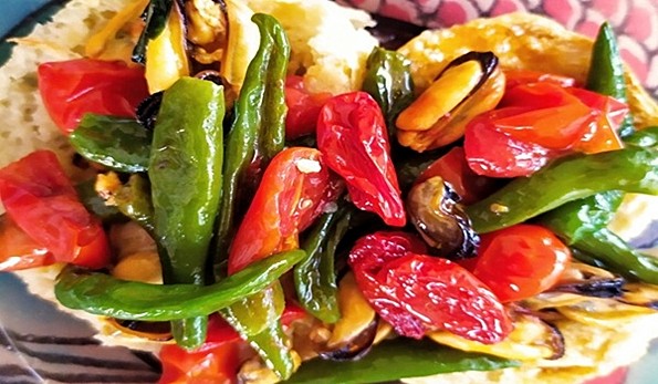 Freselle con cozze e peperoncini in padella