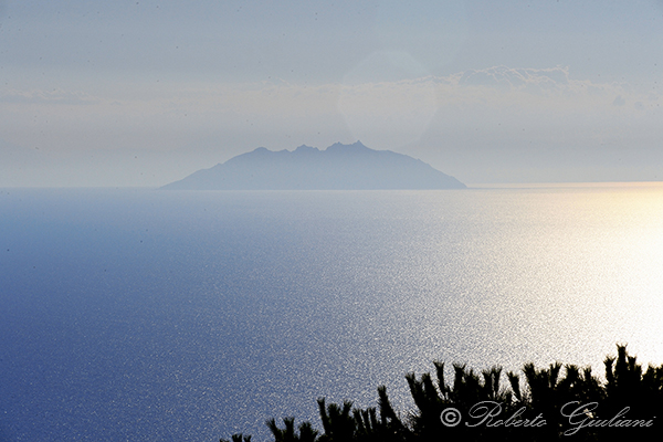 L'isola di Montecristo avvolta dalla foschia, in quei giorni sempre presente