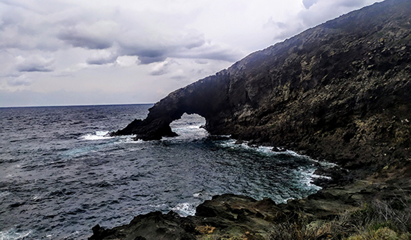 L'Arco dell'Elefante, situato nel tratto di costa nord-orientale dell'isola nei pressi di Cala Levante