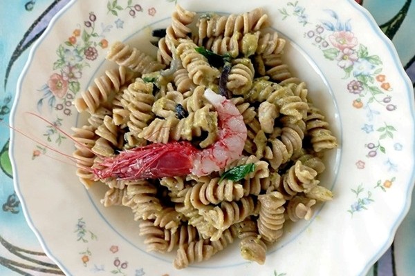 Fusilli con gamberi e pesto di pistacchio