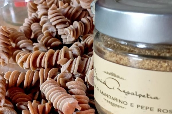 Fusilli con gamberi e pesto di pistacchio