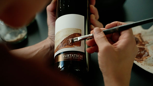 Margit Pittschieler dipinge a mano l'etichetta del Tres