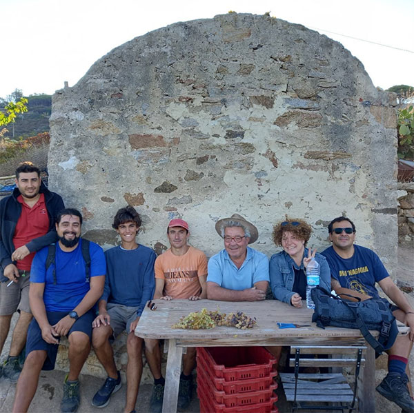 Babbo Biagio e l'equipe che ha contribuito alla vendemmia 2021