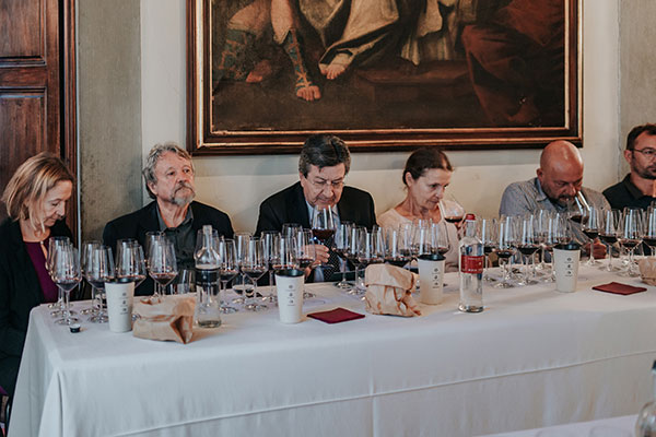 Al centro l'enologo Franco Bernabei