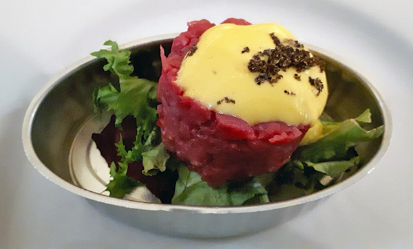 Tartare con salsa olandese e tartufo
