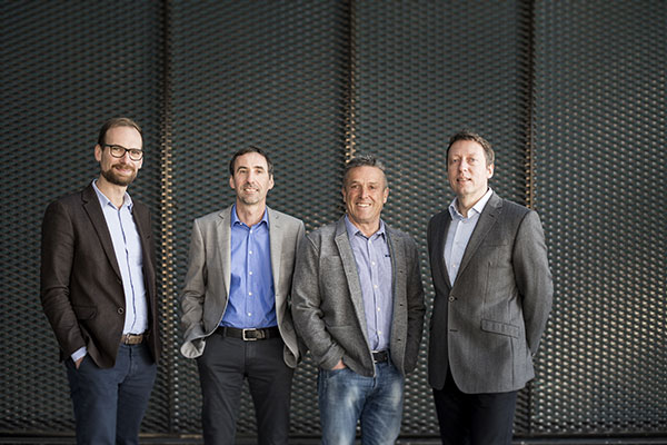 Da sinistra: Alex Ferrigato (direttore delle vendite), Martin Lemayr (enologo), Max Niedermayr (presidente), Hubert Dorfmann (direttore)