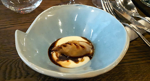 Dumpling coda alla vaccinara su crema di pecorino, fondo bruno e angostura