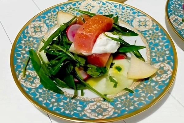 Insalata di ”Lingotto di trota” con misticanza, lattica e pere