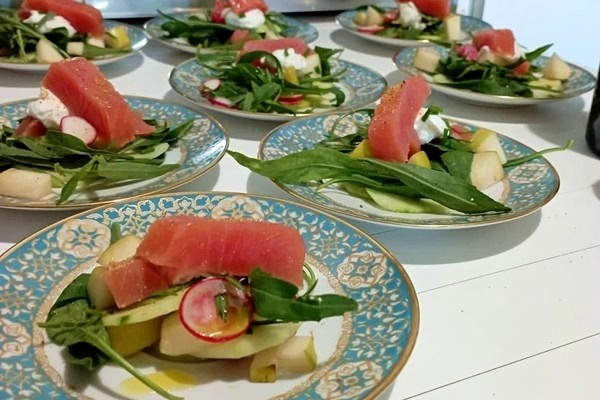 Insalata di ”Lingotto di trota” con misticanza, lattica e pere