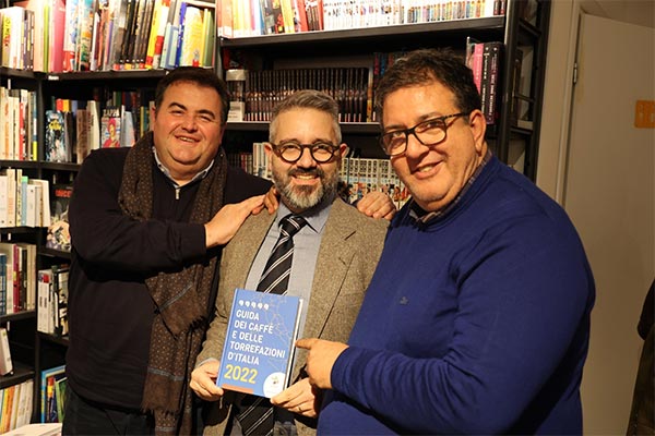 Mauro Iliano fra lo chef Gennaro Esposito e il giornalista Luciano Pignataro