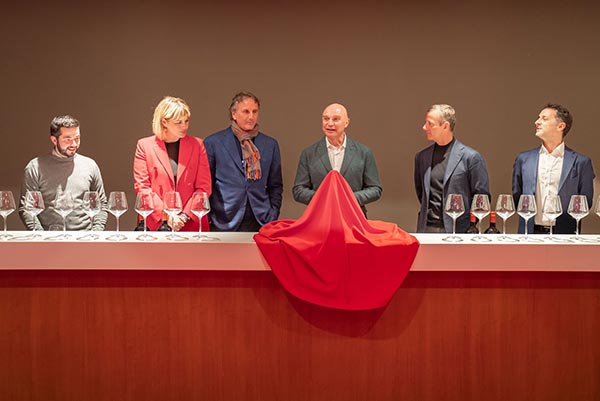 Da sin. Francesco Moriano enologo residente, Silvia e Gabriele Fonzone, Luca d'Attoma enologo consulente, Davide Fonzone e Amedeo De Palma sales director