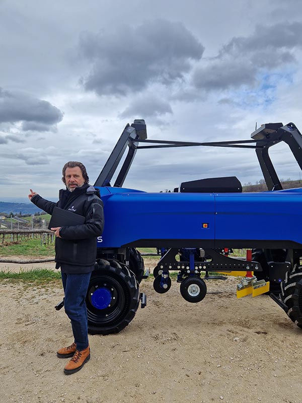 Massimo Gianolli con il trattore elettrico