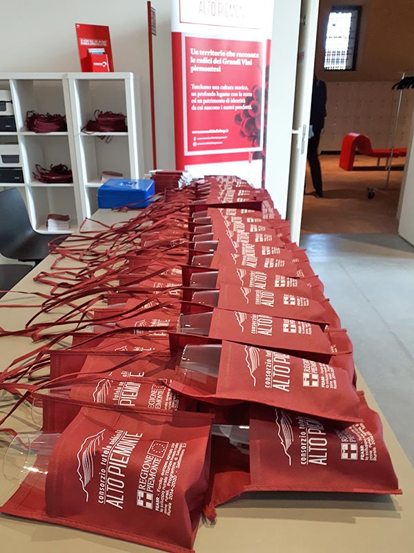 I calici pronti per la degustazione ai banchi d'assaggio