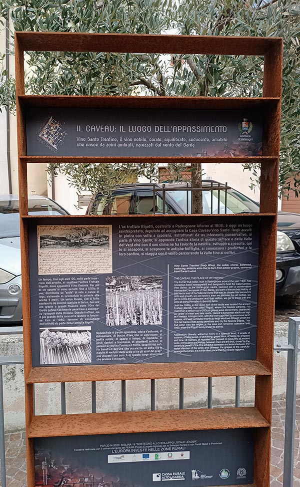 Il cartello d'ingresso alla Casa Caveau del Vino Santo