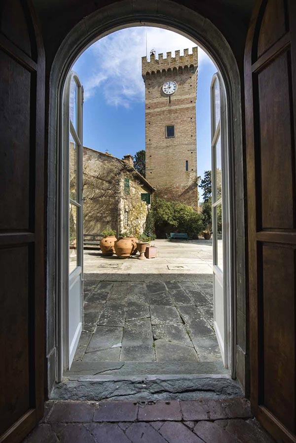 Il cortile del castello con la splendida torre