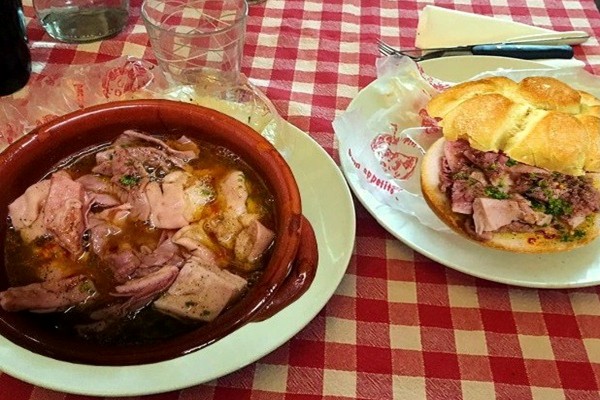 Lampredotto di vitello in brodo nel panino