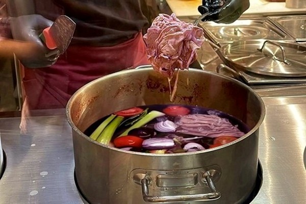 Lampredotto di vitello in brodo nel panino