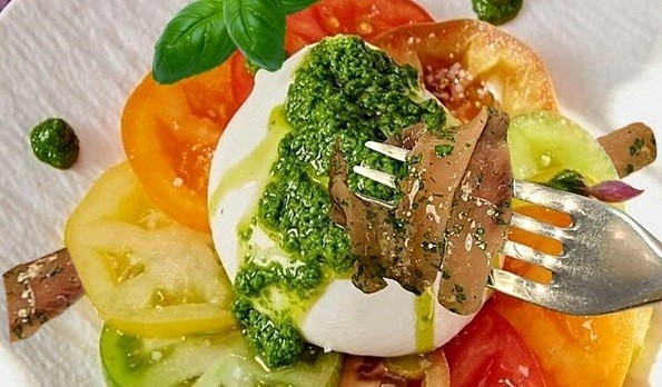 Burrata al pesto con le acciughe