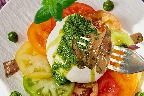 Burrata al pesto con le acciughe