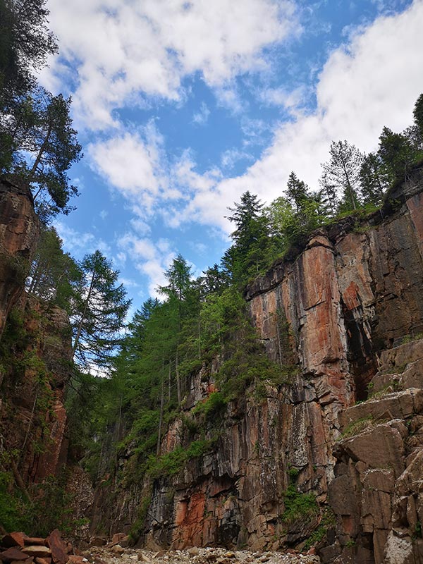 Geoparc Bletterbach. Porfido di quarzo di Bolzano, rocce vulcaniche formatesi circa 280 milioni di anni fa.