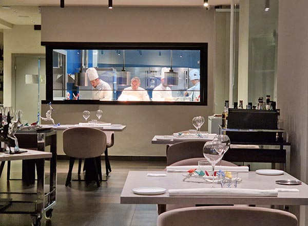 Lo chef Lino Scarallo con il suo staff