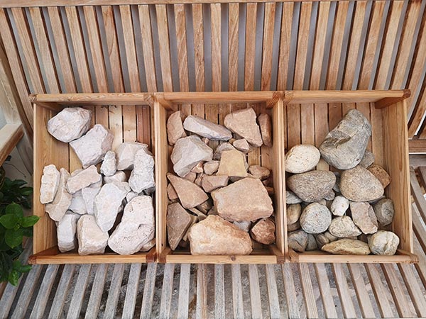 Tre nuclei pedologici in Oltradige (Ignaz Niedrist); da sinistra: sasso dolomitico, calcare con argilla e ciottolo alluvionale