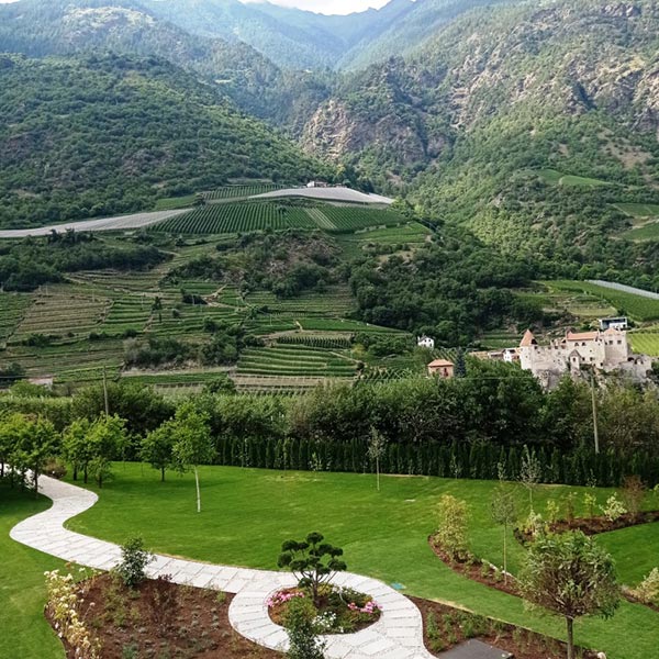 Castelbello e i vigneti della Val Venosta visti dai giardini dell'Eco Hotel Amaril