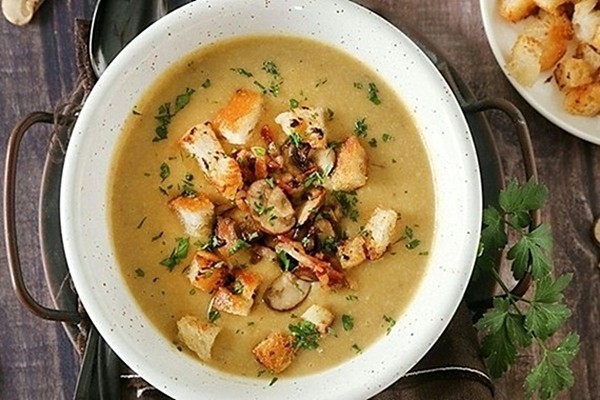 Zuppa autunnale di patate e porcini