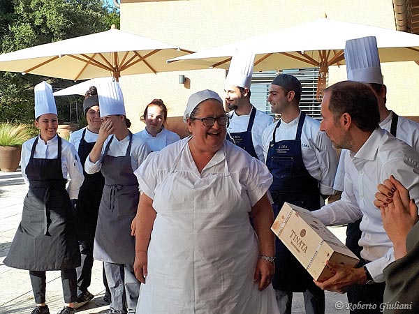 Georg Weber dona una bottiglia di Tinata alla chef Valeria Piccini