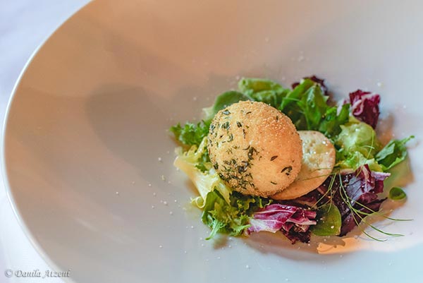 “Egg Salad” – Uovo Morbido (fritto), Insalata in due Consistenze (liquida e in foglia), Erbe Fresche (basilico cubano, achillea, acetosa, finocchietto) e Frolla al Parmigiano 36 Mesi