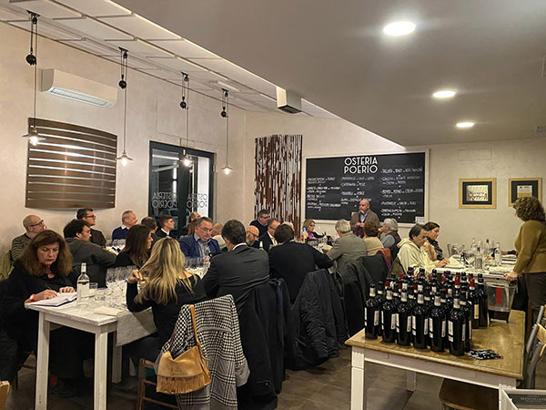 Osteria Poerio, la sala con i giornalisti e produttori