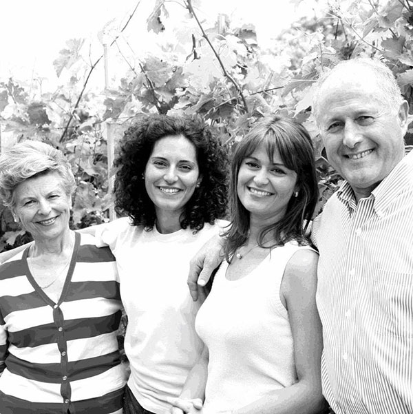 Enrico Scavino con la moglie Anna Maria e le figlie Elisa ed Enrica