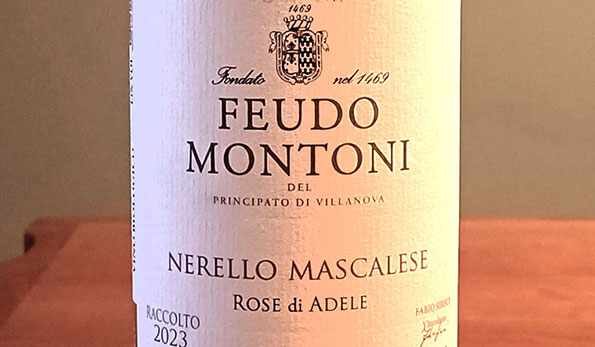 Il vino in 300 battute: Nerello Mascalese Rose di Adele 2023 Feudo Montoni