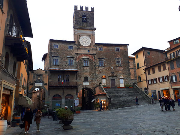 Piazza della Repubblica e il Palazzo Comunale